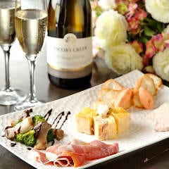 南欧料理のお店タパス_大宮での飲み会,女子会,合コンにオススメのパーティプランもご用意しております。南欧（イタリア・フランス・スペイン）家庭の開放感に近づけた空間でヨーロッパの家庭の味をイメージした品々と、それに合う最適のワインをご提供します。