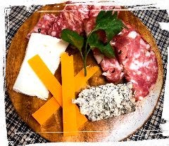 南欧料理のお店タパス_厳選!!チーズとサラミの取り合わせ