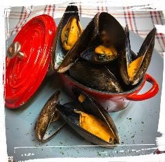 南欧料理のお店タパス_ムール貝の白ワイン蒸し、白ワインにはこれですね