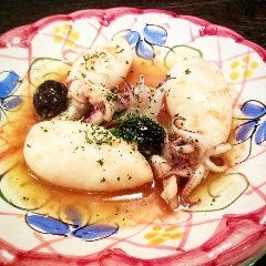 小ヤリイカのにんにくオリーブ炒め 南欧料理のお店タパス_小ヤリイカのにんにくオリーブ炒め