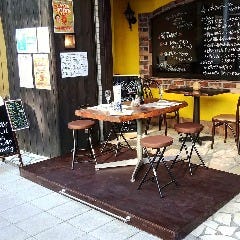 南欧料理のお店タパス_入り口のエントランスにテラス席を作りました。喫煙席です。