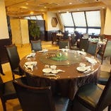 ■席■
ゲスト全員の顔が見渡せる円卓を囲んで賑やかな時間を