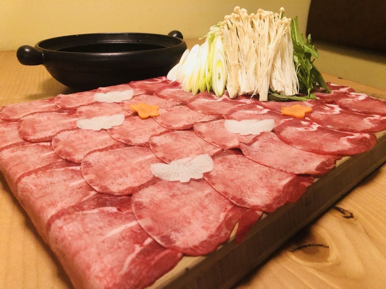 宴会でしか食べれない茨城野菜を巻いて頂く牛タンしゃぶ