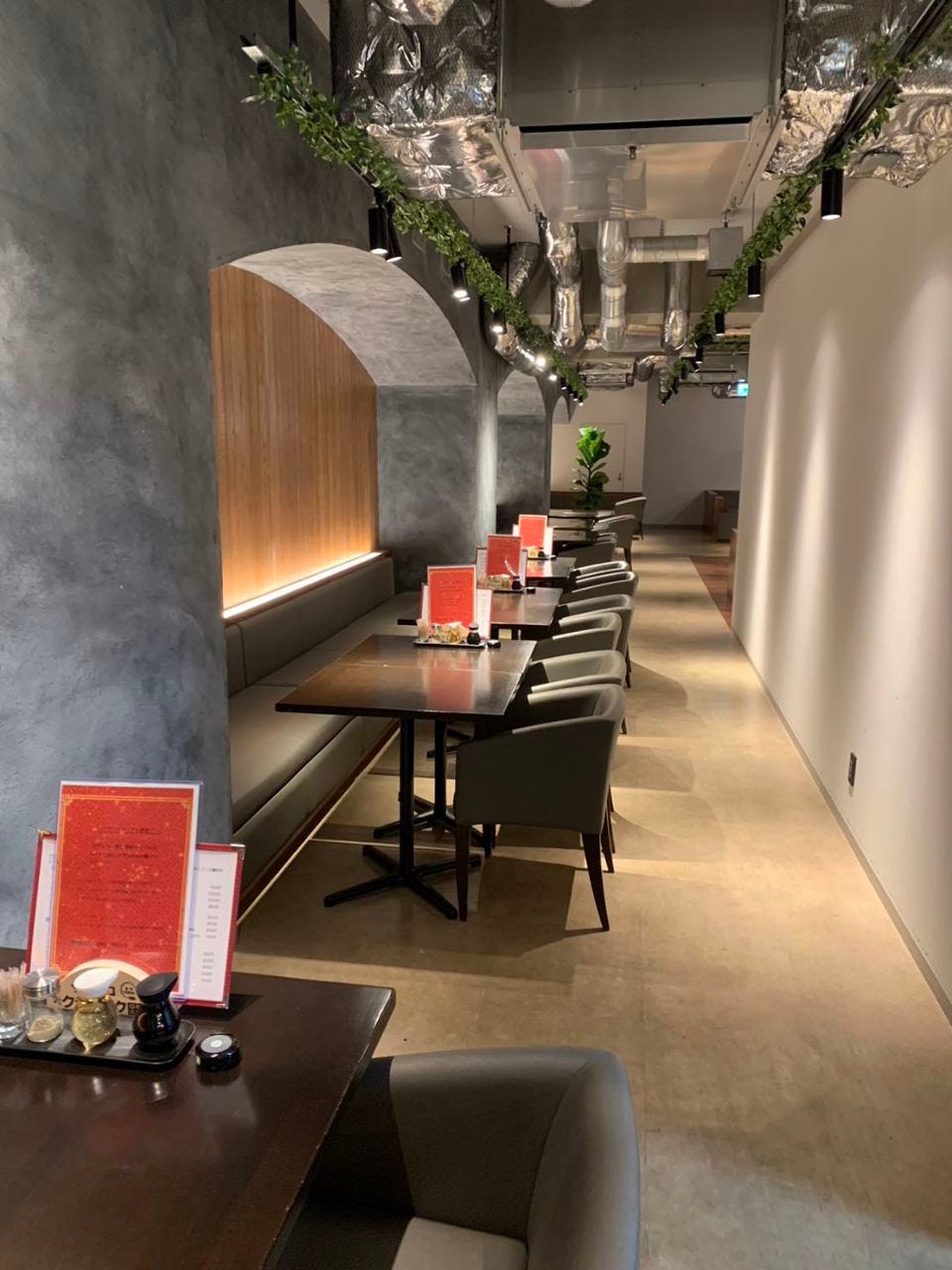 大理石風の壁で高級感のある麻婆豆腐・麻辣湯専門店 ランランの内観