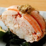 旬の味覚!北海道産の「毛ガニ」は、しっかり身が詰まったものだけを厳選。食べやすいようほぐしてご提供いたします。
