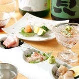 寿司以外にも日本酒が進む酒肴メニュー、創作メニューが充実。自慢の地酒とともにお楽しみください。