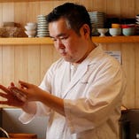 料理人歴27年の大将・中村吉成。ネタに合わせて赤酢と米酢のシャリを使い分け、五感を研ぎ澄ませて握ります。