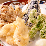 旬の天然鮮魚に有機野菜…四季折々の上質な素材を天ぷらでご提供。油の質と鮮度にも気を配り、適温を見極めて、素材の持ち味を最大限に引き出しながら、カラリと仕上げます。