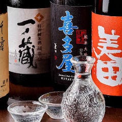 料理との相性にこだわって全国からセレクトした日本酒を多数常備