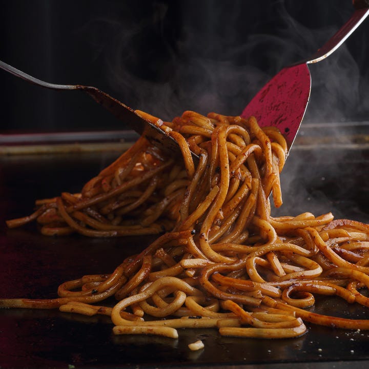 お好み焼き・鉄板焼き ArAkA（あらか） 淀屋橋別館_極太焼きそばもお持ち帰りＯＫ！自慢の焼きそばをお楽しみ下さい