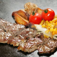 一品、肉類、ホルモン、鉄板焼多種有ります！