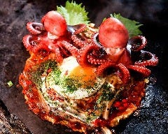 たっぷりな具材が美味しい、生地にもこだわった贅沢なお好み焼き
