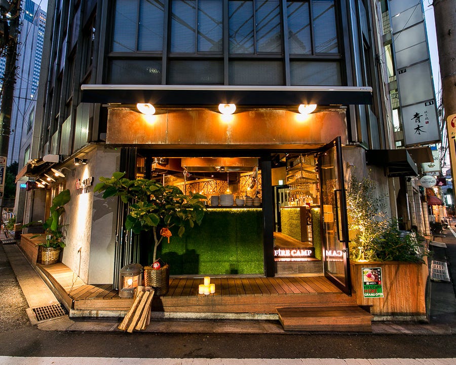 植物が飾られた西新宿 肉バル ファイヤーキャンプの外観