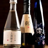 日本酒は肉に合う銘酒をそろえております。