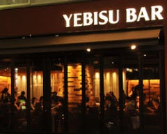 銀座コリドー街に佇む エンジ色のYEBISU BAR