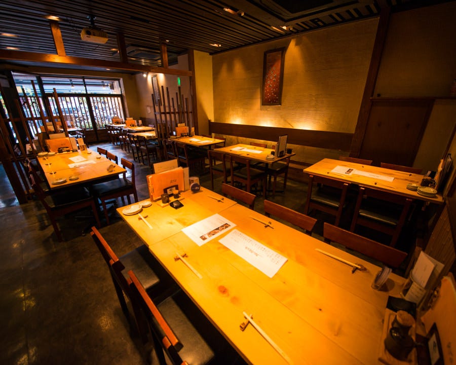 黒とブラウンを基調としたSAKANA CUISINE RYOの内装
