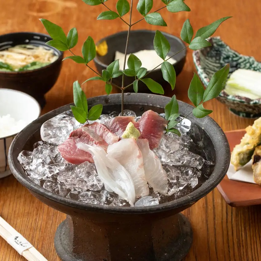 お造りや天ぷら、煮魚など様々なランチ御膳をご用意
