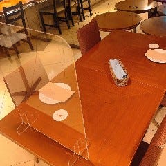 テーブルにアクリル板の設置