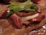 ミシュランガイドブックに記載された秋田唯一の食材、万田酵素豚のレバー朴葉味噌焼き