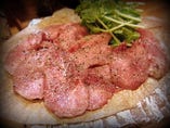 ミシュランガイドブックに載った秋田唯一の食材、万田酵素豚のタン、朴葉焼き