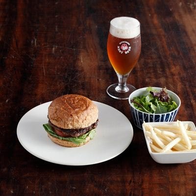 机に並んだビールとハンバーガー