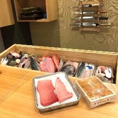 鮨 利修