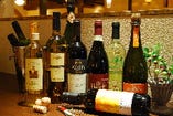 イタリアワインを中心に取り揃えております。お手頃価格のワインから本格ワインのバローロまで幅広くありますよっ！