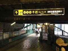 御堂筋江坂駅南口（新大阪寄りの出口）を出て、右へ向かいます。
（8番出口に向かいます。）