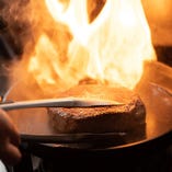 ジューシーに焼き上げる肉メニューを多彩にご用意