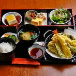 お昼のメニューも豊富にご用意しています。写真は天ぷら定食
