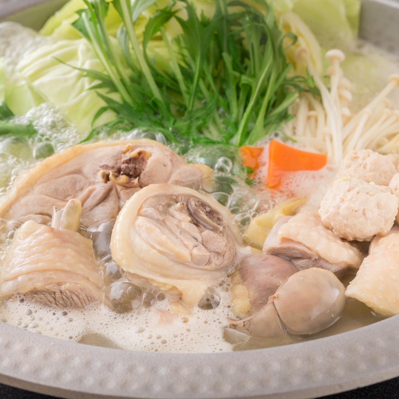 鶏肉や水菜、白菜が入った「博多華味鳥」の「華味鳥の水炊き」