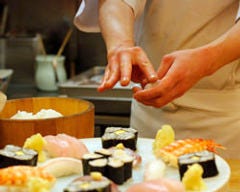 カウンターでは和職人の確かな技と躍動感を感じていただけます。