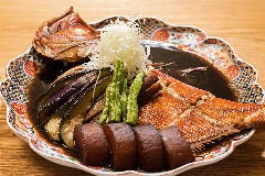 　　　　名物金目鯛姿煮付け 　　毎日継ぎ足しの旨味秘伝汁で！