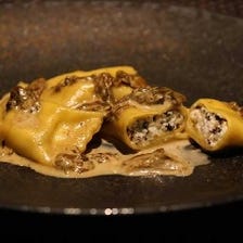 自家製生パスタ　イタリア郷土料理のラビオリ　黒トリュフを詰めたアニョロッティダルプリン