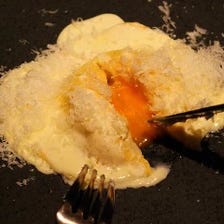 自家製生パスタ　半熟卵黄を詰めたラビオローネ