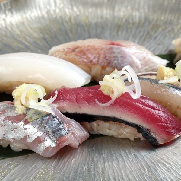 横浜中央市場から仕入れた新鮮な魚