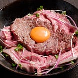 ステーキ＆ローストビーフ丼　スペシャルランチ