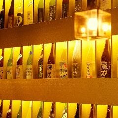 様々な地酒や焼酎瓶もディスプレイ