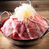 これこそコンロ家名物！『霜降り和牛鍋』山盛りです…！