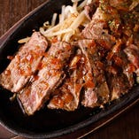 特製オニオンソースを添えた「牛ハラミのステーキ」噛みしめるほどに溢れる肉汁が人気です