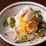 「半熟卵のポテトサラダ」は大胆な盛り付けがフォトジェニックな逸品
