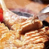純白のビアンカ　トマホークステーキ（2380円）！まるで漫画のような骨付き肉が約400gで登場！見た目だけでなく、味も抜群です。サクサクとして甘みのあるそのお肉は、まさに絶品！笹川流れの天然塩がおすすめです！