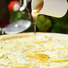 チーズ好き必見♪ワインのお供に4種チーズのはちみつレモンピザ