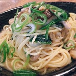 【テイクアウト】鶏肉とキノコの和風パスタ