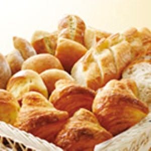 カゴに盛られた7種類のパン