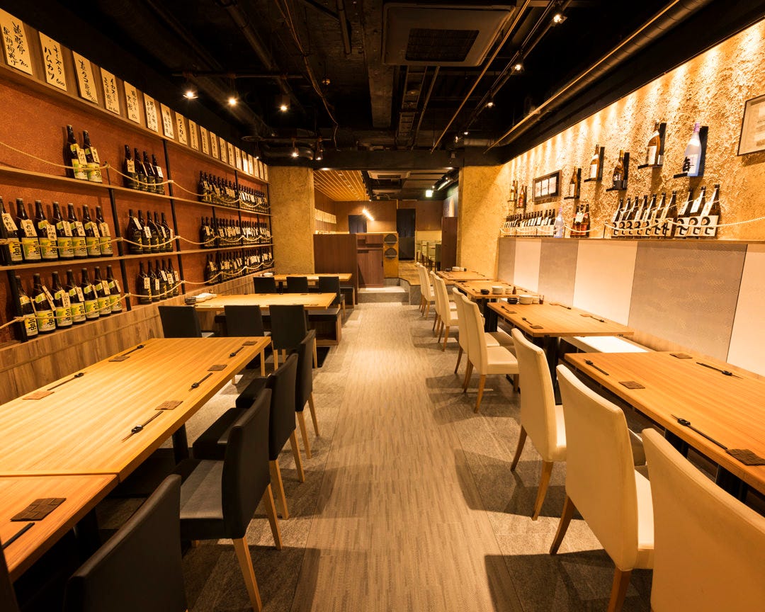 テーブル席が並ぶ店内