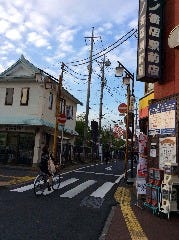 JR成田駅前にある成田駅前交番とカフェの間の道を進みます！