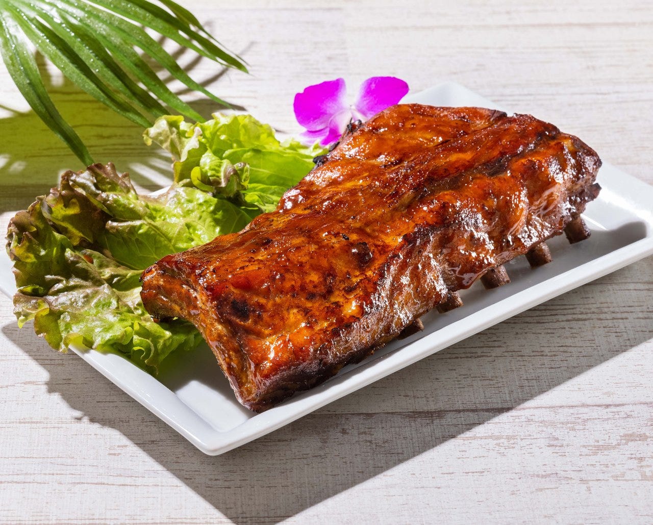 肉厚でボリューム感のあるBBQバックリブ