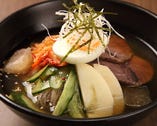 「冷麺」コシのある麺と韓国風さっぱりスープで、のど越し抜群！