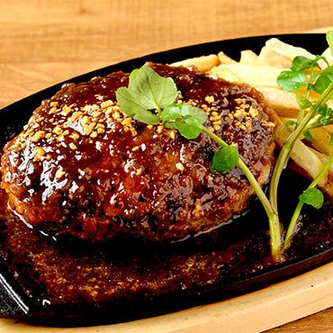 鉄板の上にのった馬肉バル跳ね馬の特製馬肉煮ハンバーグ